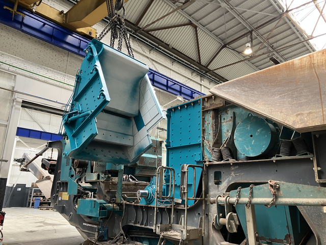 Vormontierte Brecheinheit eines HAZEMAG HPI Primärprallbrechers für den schnellen Austausch im Bauschuttrecycling